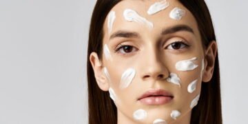 Pele oleosa e hidratante combinam? Entenda por que esse cuidado é essencial