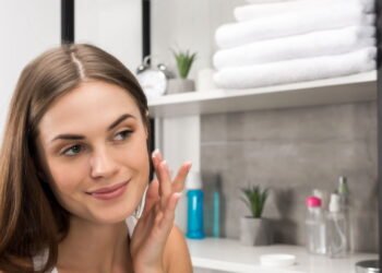 Pele oleosa e hidratante combinam? Entenda por que esse cuidado é essencial