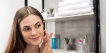 Pele oleosa e hidratante combinam? Entenda por que esse cuidado é essencial