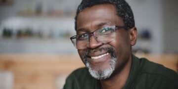 Aprenda a cuidar dos cabelos cacheados masculinos e evitar o ressecamento