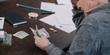 Como o fechamento de agências físicas afeta aposentados e pessoas com mais de 60 anos