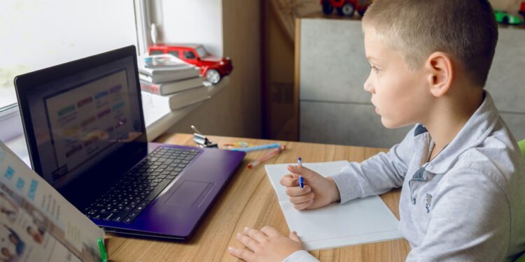 Apple introduz novas ferramentas para segurança infantil na internet