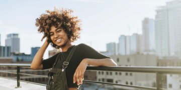 A peça dos anos 90 que está de volta e conquistando o público jovem