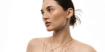 A moda está misturando dourado e prata, aprenda a combinar sem errar no visual