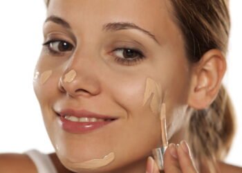 Nos últimos tempos, uma nova tendência de cuidados com a pele tem ganhado destaque nas redes sociais: o uso de casca de banana no rosto. Essa prática, popularizada por influenciadoras digitais, promete efeitos antienvelhecimento e até mesmo substituir procedimentos estéticos como o botox. A ideia se baseia nos benefícios nutricionais da banana, que é rica em antioxidantes e substâncias anti-inflamatórias. No entanto, especialistas alertam para a falta de comprovação científica sobre a eficácia dessa técnica. A maquiadora Katie Jane Hughes, de Nova Iorque, foi uma das primeiras a divulgar essa prática em 2024, afirmando sentir um efeito de "botox natural" após aplicar a casca de banana em sua pele. Desde então, muitas pessoas têm relatado experiências positivas, mas a comunidade médica permanece cética quanto aos benefícios reais dessa prática. Quais são os riscos do uso de casca de banana na pele? Embora a banana seja uma fruta nutritiva quando consumida, a aplicação direta de sua casca na pele pode não ser tão benéfica quanto se imagina. De acordo com a dermatologista Priscilla Sarlos, o uso inadequado pode resultar em alergias, irritações e até mesmo infecções cutâneas. A falta de respaldo científico para essa prática é um ponto de preocupação, uma vez que os efeitos adversos podem ser significativos. Os sintomas mais comuns associados ao uso de casca de banana no rosto incluem vermelhidão, coceira e sensação de ardência. Caso esses sinais apareçam, é fundamental interromper o uso imediatamente e buscar orientação médica. A dermatologista enfatiza a importância de se evitar soluções caseiras sem comprovação e priorizar produtos com eficácia comprovada. Quais alternativas seguras existem para cuidados com a pele? Para aqueles que buscam uma rotina de cuidados com a pele eficaz e segura, a recomendação é adotar um regime minimalista com produtos testados e aprovados por dermatologistas. Consultar um profissional da Sociedade Brasileira de Dermatologia (SBD) pode garantir que os tratamentos escolhidos sejam adequados ao tipo de pele de cada indivíduo. Algumas alternativas seguras incluem o uso de protetor solar diário, hidratantes adequados ao tipo de pele e produtos com ingredientes ativos comprovados, como ácido hialurônico e vitamina C. Além disso, manter uma alimentação balanceada e uma boa hidratação são práticas essenciais para a saúde da pele. Como verificar a eficácia de novas tendências de skincare? Com o surgimento constante de novas tendências de skincare, é crucial verificar a eficácia e segurança de qualquer tratamento antes de adotá-lo. Consultar um dermatologista é o primeiro passo para garantir que o produto ou técnica seja realmente benéfico. Além disso, é importante buscar informações em fontes confiáveis e baseadas em evidências científicas. Em resumo, enquanto a casca de banana pode parecer uma solução fácil e natural para cuidados com a pele, a falta de comprovação científica e os riscos potenciais tornam essa prática questionável. Optar por alternativas seguras e comprovadas é sempre a melhor escolha para manter a saúde e a beleza da pele.