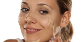 Nos últimos tempos, uma nova tendência de cuidados com a pele tem ganhado destaque nas redes sociais: o uso de casca de banana no rosto. Essa prática, popularizada por influenciadoras digitais, promete efeitos antienvelhecimento e até mesmo substituir procedimentos estéticos como o botox. A ideia se baseia nos benefícios nutricionais da banana, que é rica em antioxidantes e substâncias anti-inflamatórias. No entanto, especialistas alertam para a falta de comprovação científica sobre a eficácia dessa técnica. A maquiadora Katie Jane Hughes, de Nova Iorque, foi uma das primeiras a divulgar essa prática em 2024, afirmando sentir um efeito de "botox natural" após aplicar a casca de banana em sua pele. Desde então, muitas pessoas têm relatado experiências positivas, mas a comunidade médica permanece cética quanto aos benefícios reais dessa prática. Quais são os riscos do uso de casca de banana na pele? Embora a banana seja uma fruta nutritiva quando consumida, a aplicação direta de sua casca na pele pode não ser tão benéfica quanto se imagina. De acordo com a dermatologista Priscilla Sarlos, o uso inadequado pode resultar em alergias, irritações e até mesmo infecções cutâneas. A falta de respaldo científico para essa prática é um ponto de preocupação, uma vez que os efeitos adversos podem ser significativos. Os sintomas mais comuns associados ao uso de casca de banana no rosto incluem vermelhidão, coceira e sensação de ardência. Caso esses sinais apareçam, é fundamental interromper o uso imediatamente e buscar orientação médica. A dermatologista enfatiza a importância de se evitar soluções caseiras sem comprovação e priorizar produtos com eficácia comprovada. Quais alternativas seguras existem para cuidados com a pele? Para aqueles que buscam uma rotina de cuidados com a pele eficaz e segura, a recomendação é adotar um regime minimalista com produtos testados e aprovados por dermatologistas. Consultar um profissional da Sociedade Brasileira de Dermatologia (SBD) pode garantir que os tratamentos escolhidos sejam adequados ao tipo de pele de cada indivíduo. Algumas alternativas seguras incluem o uso de protetor solar diário, hidratantes adequados ao tipo de pele e produtos com ingredientes ativos comprovados, como ácido hialurônico e vitamina C. Além disso, manter uma alimentação balanceada e uma boa hidratação são práticas essenciais para a saúde da pele. Como verificar a eficácia de novas tendências de skincare? Com o surgimento constante de novas tendências de skincare, é crucial verificar a eficácia e segurança de qualquer tratamento antes de adotá-lo. Consultar um dermatologista é o primeiro passo para garantir que o produto ou técnica seja realmente benéfico. Além disso, é importante buscar informações em fontes confiáveis e baseadas em evidências científicas. Em resumo, enquanto a casca de banana pode parecer uma solução fácil e natural para cuidados com a pele, a falta de comprovação científica e os riscos potenciais tornam essa prática questionável. Optar por alternativas seguras e comprovadas é sempre a melhor escolha para manter a saúde e a beleza da pele.