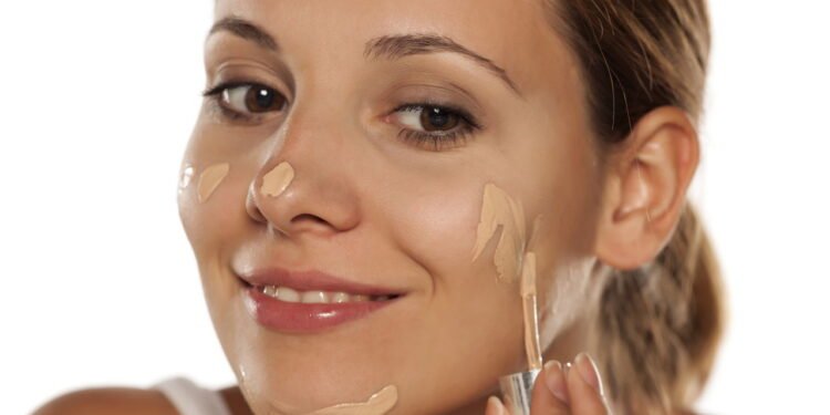 Nos últimos tempos, uma nova tendência de cuidados com a pele tem ganhado destaque nas redes sociais: o uso de casca de banana no rosto. Essa prática, popularizada por influenciadoras digitais, promete efeitos antienvelhecimento e até mesmo substituir procedimentos estéticos como o botox. A ideia se baseia nos benefícios nutricionais da banana, que é rica em antioxidantes e substâncias anti-inflamatórias. No entanto, especialistas alertam para a falta de comprovação científica sobre a eficácia dessa técnica. A maquiadora Katie Jane Hughes, de Nova Iorque, foi uma das primeiras a divulgar essa prática em 2024, afirmando sentir um efeito de "botox natural" após aplicar a casca de banana em sua pele. Desde então, muitas pessoas têm relatado experiências positivas, mas a comunidade médica permanece cética quanto aos benefícios reais dessa prática. Quais são os riscos do uso de casca de banana na pele? Embora a banana seja uma fruta nutritiva quando consumida, a aplicação direta de sua casca na pele pode não ser tão benéfica quanto se imagina. De acordo com a dermatologista Priscilla Sarlos, o uso inadequado pode resultar em alergias, irritações e até mesmo infecções cutâneas. A falta de respaldo científico para essa prática é um ponto de preocupação, uma vez que os efeitos adversos podem ser significativos. Os sintomas mais comuns associados ao uso de casca de banana no rosto incluem vermelhidão, coceira e sensação de ardência. Caso esses sinais apareçam, é fundamental interromper o uso imediatamente e buscar orientação médica. A dermatologista enfatiza a importância de se evitar soluções caseiras sem comprovação e priorizar produtos com eficácia comprovada. Quais alternativas seguras existem para cuidados com a pele? Para aqueles que buscam uma rotina de cuidados com a pele eficaz e segura, a recomendação é adotar um regime minimalista com produtos testados e aprovados por dermatologistas. Consultar um profissional da Sociedade Brasileira de Dermatologia (SBD) pode garantir que os tratamentos escolhidos sejam adequados ao tipo de pele de cada indivíduo. Algumas alternativas seguras incluem o uso de protetor solar diário, hidratantes adequados ao tipo de pele e produtos com ingredientes ativos comprovados, como ácido hialurônico e vitamina C. Além disso, manter uma alimentação balanceada e uma boa hidratação são práticas essenciais para a saúde da pele. Como verificar a eficácia de novas tendências de skincare? Com o surgimento constante de novas tendências de skincare, é crucial verificar a eficácia e segurança de qualquer tratamento antes de adotá-lo. Consultar um dermatologista é o primeiro passo para garantir que o produto ou técnica seja realmente benéfico. Além disso, é importante buscar informações em fontes confiáveis e baseadas em evidências científicas. Em resumo, enquanto a casca de banana pode parecer uma solução fácil e natural para cuidados com a pele, a falta de comprovação científica e os riscos potenciais tornam essa prática questionável. Optar por alternativas seguras e comprovadas é sempre a melhor escolha para manter a saúde e a beleza da pele.