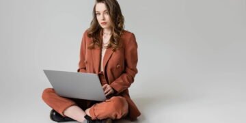 Marrom domina a moda em 2025 e desbanca o preto como tom favorito