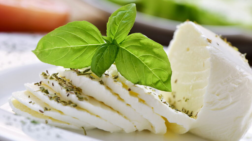 Aprenda a fazer uma salada caprese saudável com mussarela fresca