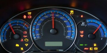 Luz acesa no painel, um sinal de perigo? Seu carro pode estar pedindo ajuda