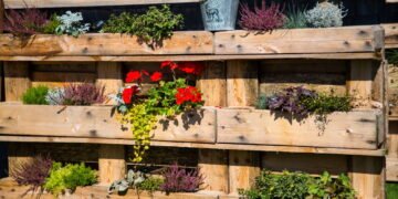 Passo a passo para montar um jardim suspenso usando paletes reciclados