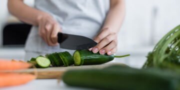 O mito do pepino na frigideira será que ele realmente substitui a manteiga? Confira