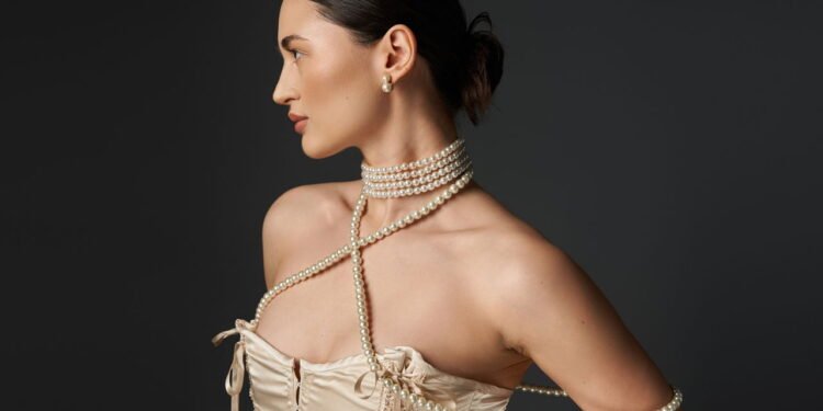A moda de 2025 é feita de pérolas e elas estão mais ousadas do que nunca