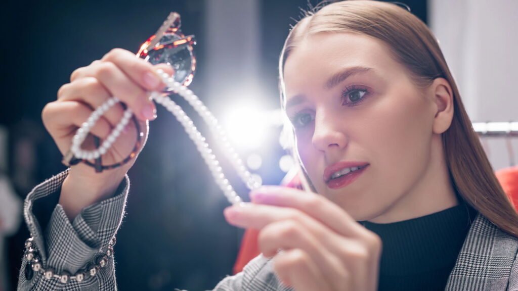 A moda de 2025 é feita de pérolas e elas estão mais ousadas do que nunca