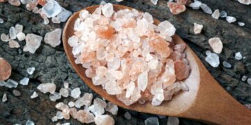 O sal do Himalaia viralizou, mas realmente é saudável?