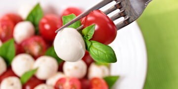 Aprenda a fazer uma salada caprese saudável com mussarela fresca