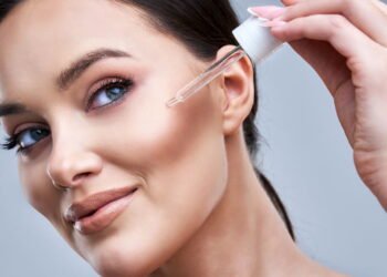 Usar sérum facial realmente funciona ou é mais um mito da indústria de beleza?