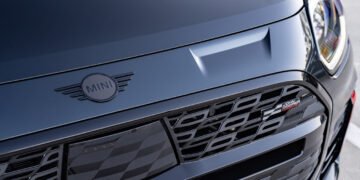 Mini John Cooper Works estreia no Brasil com design ousado de tirar o fôlego