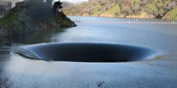 Um redemoinho imenso, assusta e impressiona turistas na Califórnia