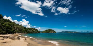 Praia com águas quentes o ano inteiro intriga turistas no sudeste!