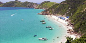 Conheça a praia que é um paraíso para mergulhadores