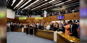 Câmara de Belo Horizonte aprova aumento milionário de vale para vereadores e gera polêmica