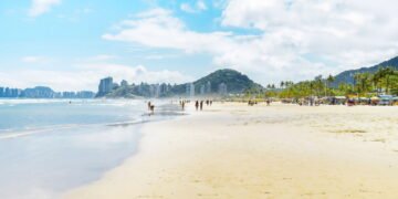 A cidade litorânea que conquista turistas com natureza, cultura e aventura