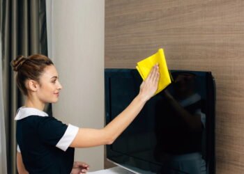 Como limpar sua TV da forma correta sem correr risco de manchar