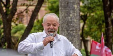 Lula anuncia antecipação do 13° salário e deixa brasileiros em festa!