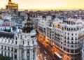 A capital europeia que nunca dorme e impressiona a cada esquina