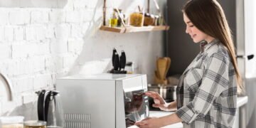 Esquentar isopor no micro-ondas faz mal? Entenda os riscos