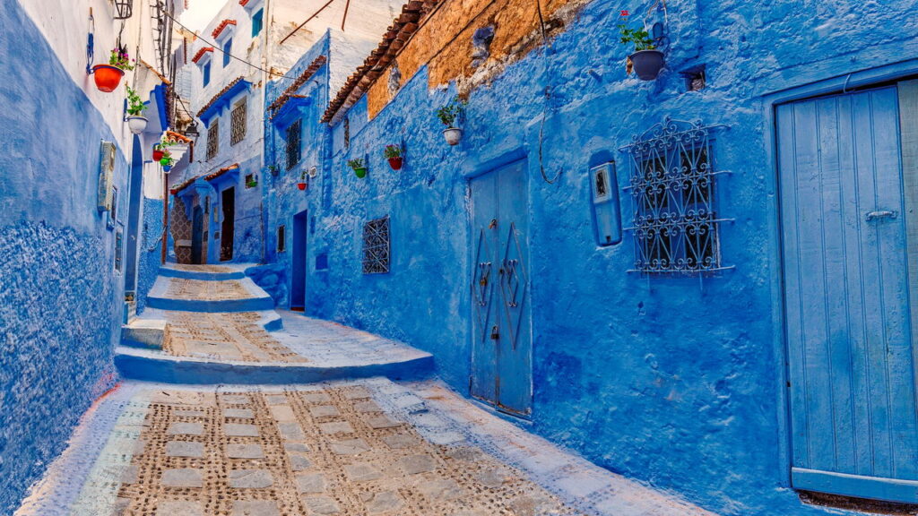 Conheça a "cidade azul", um destino alternativo que vai te surpreender