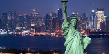 Conheça a "cidade que nunca dorme" que parece ter saído de telas de cinema