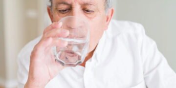 Novo dispositivo auxilia idosos na hidratação e ajuda a evitar infecções