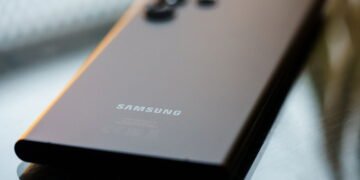 Atualização da Samsung causa falhas graves e é suspenso