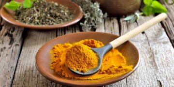 Aprenda a plantar açafrão-da-terra e fazer seu próprio tempero em casa