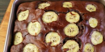 Bolo de banana fit com 3 ingredientes conquista a internet