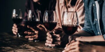 Quem é a mulher que está desafiando as regras do vinho no mundo todo