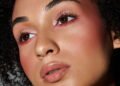 Por que o blush vermelho virou o item mais cobiçado da maquiagem em 2025