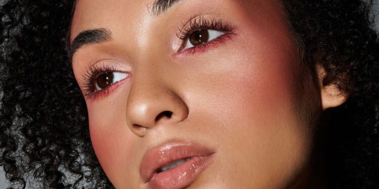 Por que o blush vermelho virou o item mais cobiçado da maquiagem em 2025