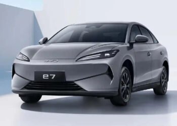 Novo BYD e7 aposta em conforto e eficiência para táxis e apps de transporte