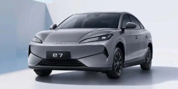 Novo BYD e7 aposta em conforto e eficiência para táxis e apps de transporte