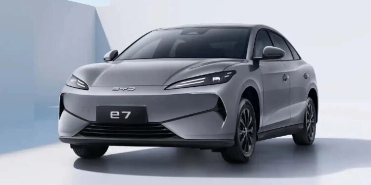 Novo BYD e7 aposta em conforto e eficiência para táxis e apps de transporte