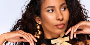 A rotina noturna para acordar com cabelo macio e brilhante