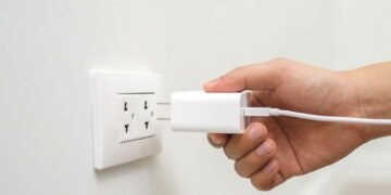 Esse hábito com o carregador pode queimar seu celular