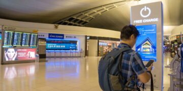 Os perigos de carregar o celular em locais públicos e como se proteger