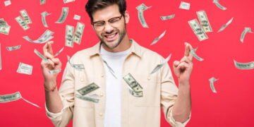 Mega-Sena acumula para R$ 100 milhões e agita apostadores em todo o país