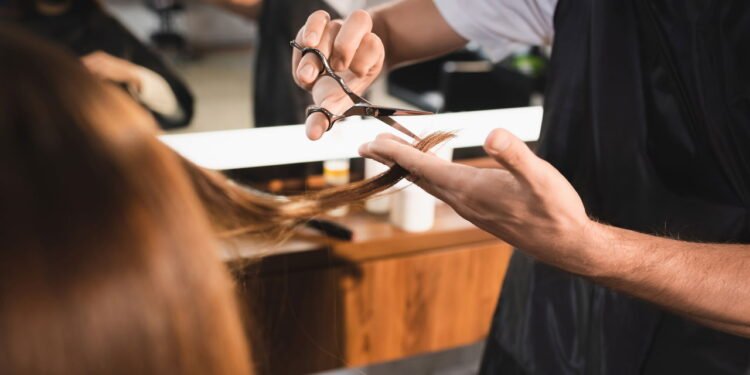 cabelereira cortando cabelo-Créditos: depositphotos.com / AndrewLozovyi