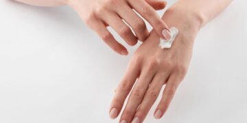 Os segredos para cuidar da pele das mãos e prevenir sinais de envelhecimento