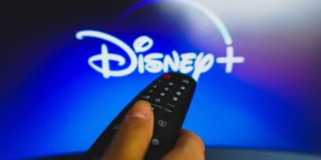 Bonita, uma excelente motorista e está brilhando no Disney+ com esse filme de ação